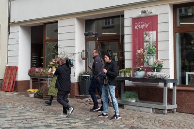 „Guidos Deko Queen“ mit Star-Designer Guido Maria Kretschmer: Warum Vox jetzt in einem Plauener Blumenladen drehte - Kamera an: Für die TV-Sendung "Guidos Deko Queen" drehte ein Produktionsteam jetzt erstmals in Plauen.