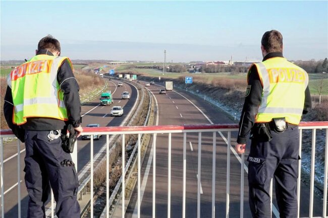 Gullydeckel auf A72 bei Penig: Mutmaßliche Täter in U-Haft - Zweimal warfen Täter von einer Brücke bei Penig Gegenstände auf die Fahrbahn der A 72: einen Stein, Gullydeckel und Toilettenbecken. Dabei wurden mehrere Fahrzeuge beschädigt, eine Fahrerin kam in die Klinik. Nun sind sie gefasst. 