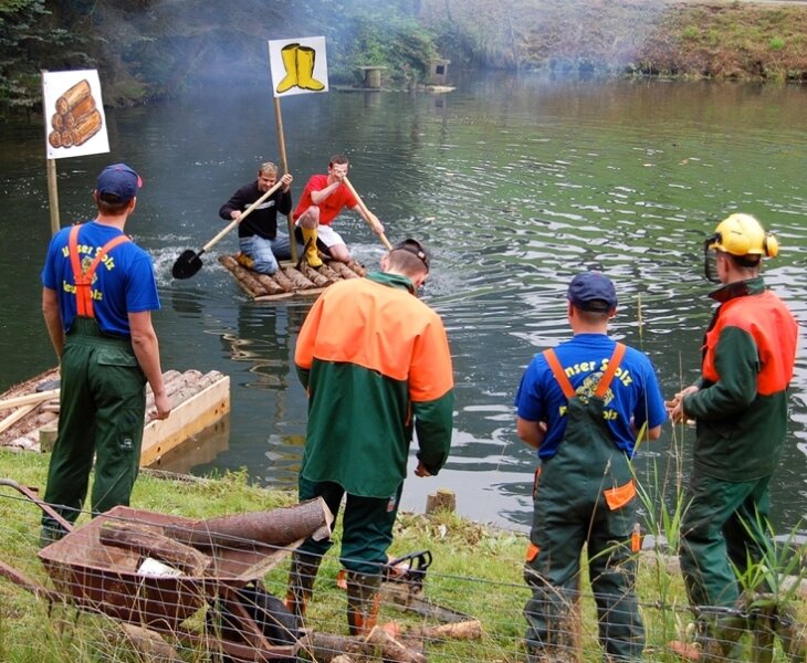 <p class="artikelinhalt">Zum 10. Friedebacher Teichfest paddelten die Jungs aus Voigtsdorf am Sonnabend auf einem Floß über das Wasser. </p>