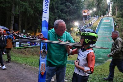 Gussgrundschanze Grüna: Skisprung-Spektakel und Festhalten am großen Projekt - Austausch zwischen dem ältesten Starter Tino Ranft und dem jüngsten Teilnehmer Tamino Kirste. 