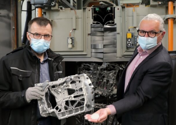Joachim Reuter, Werkleiter aus Annaberg-Buchholz (l.), und Peter C. Weilguni, Geschäftsführer des Elektromotorenwerks in Grünhain, erklären die Funktionsweise der "wiederbelebten" Strahlanlage. 