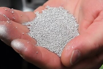 Gussteile erhalten durch "Kugelhagel" glatte Oberflächen - Das Granulat besteht aus winzigen Metallkugeln.