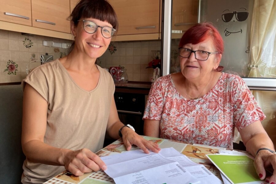 Kerstin Klöppel (l.) von der Awo Erzgebirge berät Ursula Kelsz aus Schwarzenberg, die nicht nur ihre Schwiegermutter, sondern nun auch ihren Mann pflegt. Allerdings steht nun auch noch ein Umzug ins Haus. 