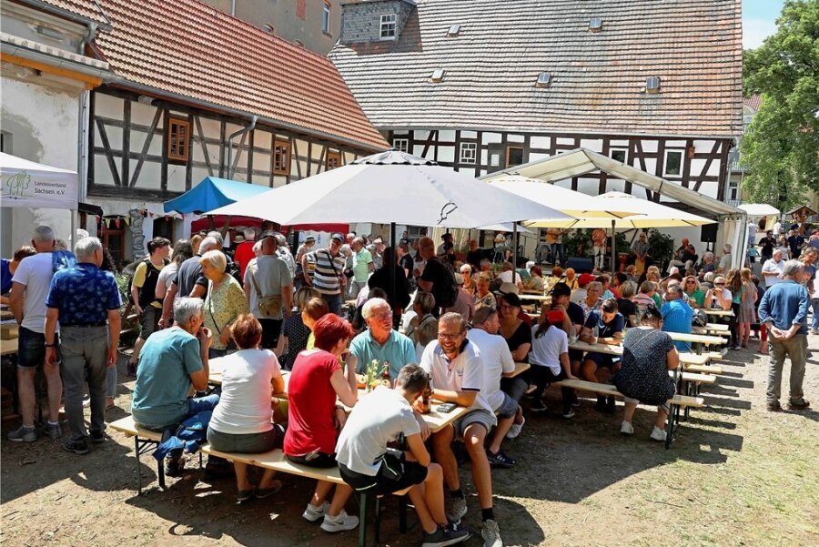 Gut besuchte Marktstände und Musik auf der Bühne im Hof der Gräfenmühle - Auf dem Hof der Neukirchener Gräfenmühle war am Montag den ganzen Tag über viel Betrieb.