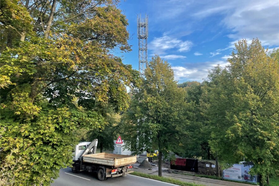 Gut für Teststrecke, schlecht für Funklöcher: 5G-Mobilfunkmast an der B 101 bei Schwarzenberg - Durch das Laub an den Bäumen (noch) recht gut verdeckt: 5G-Funkmast an der B 101 zwischen Schwarzenberg und Grünstädtel.