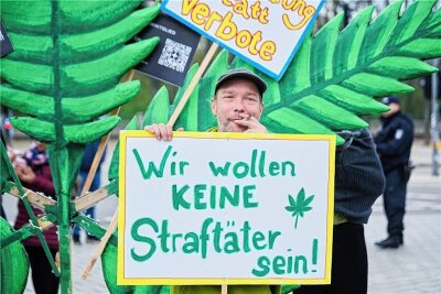 Gutachter gegen freien Cannabis-Markt - In Berlin demonstrierten am 20. April Menschen für die Entkriminalisierung und Freigabe von Cannabis. 