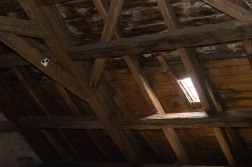 Ein Holzschutzgutachter hat den Zustand der Dachkonstruktion des Barbara-Uttmann-Hauses beurteilt. Die bekannte Unternehmerin wird in Elterlein seit jeher Uttmann und nicht Uthmann geschrieben. 