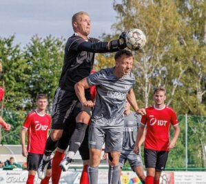 Gute Ansätze reichen nicht aus - VfB-Keeper Kamil Weisser (l., hier gegen Tom Reichel) stand gegen Oberlungwitz öfter im Mittelpunkt, als ihm vermutlich lieb war. 
