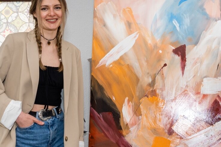 Gute Gefühle auf Leinwand gebannt - Farbenfroh in Acryl: Annabell Winhart stellt beim Verein Deckerberg an der Schulstraße 11 ab Freitag zum ersten Mal ihre Bilder aus. 