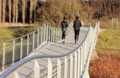 Gute Haltungsnoten für Brücke - Die Radfahrer- und Fußgängerbrücke in Wernsdorf erfreut zahlreiche Nutzer des Kartendienstes Google Maps.