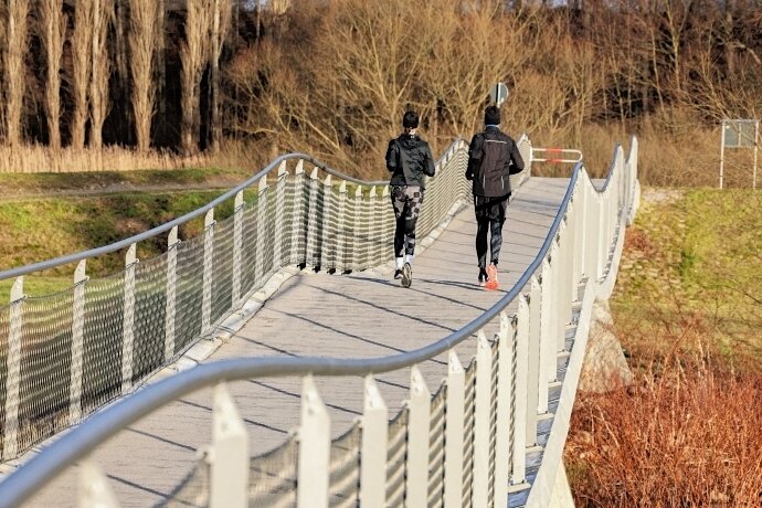 Gute Haltungsnoten für Brücke - Die Radfahrer- und Fußgängerbrücke in Wernsdorf erfreut zahlreiche Nutzer des Kartendienstes Google Maps.