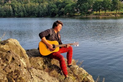 Gute-Laune-Musik fürs Sommerfest: Auerbacher Band Simultan veröffentlicht neuen Song - Simultan-Frontmann Sebastian Fischer beim Videodreh zu „Lass den Sommer herein“ an der Talsperre Pöhl.
