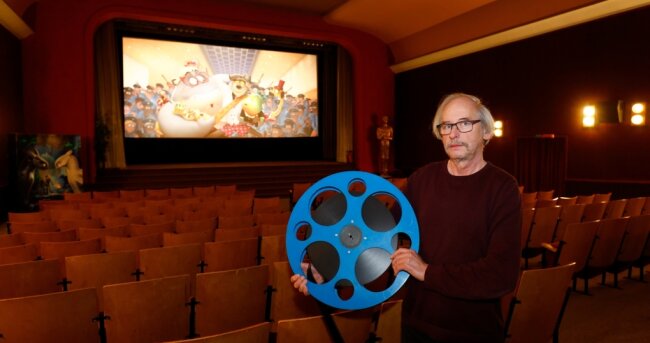 Gute Nachricht: Das Kino in Hohenstein-Ernstthal bleibt offen - Andreas Elsner im Kinosaal seines Lichtspieltheaters in Hohenstein-Ernstthal. 190 Plätze gibt es dort mittlerweile. Früher waren es einmal rund 500. Die Filmrolle ist ein Erinnerungsstück an die Zeit vor der Digitalisierung. Mittlerweile kommen die Filme alle von der Festplatte.