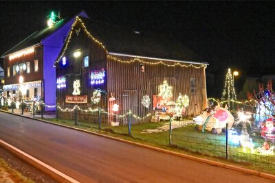 Gute Nachricht: Lichterhaus von Oberreichenbach funkelt ab 16 Uhr wieder - Am Abend des zweiten Weihnachtsfeiertags war das Lichterhaus von Oberreichenbach nicht beleuchtet.