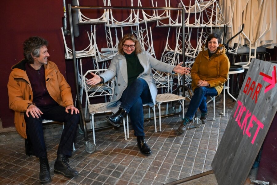 Improvisation ist essenziell für ein freies Theater: Alexej Vancl, Heda Bayer und Laura Kaiser (von links) gehören zum Kern des Taupunkt-Vereins, der das Komplex-Theater an der Zietenstraße betreibt.