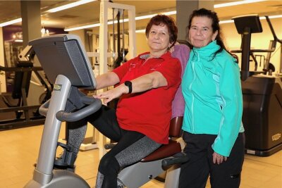 Gute Vorsätze für 2023: Brummt es nun in den Fitnessstudios? - Anke Reinhold (links) trainierte am Neujahrstag gemeinsam mit ihrer Freundin Monika Jachow. 
