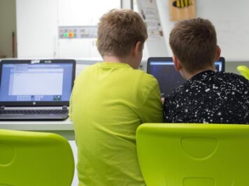 Gymnasiallehrer-Berufsverband für Investitionen in Bildung -  
          Zwei Schüler arbeiten an einem Laptop.