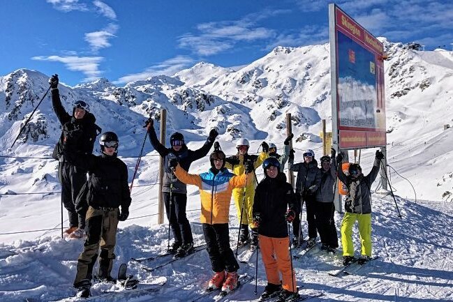 Gymnasiasten auf Ski-Tour - 