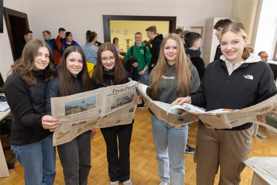 Gymnasiasten besuchen „Freie Presse“-Redaktion in Annaberg - Zu den neugierigen Schülerinnen gehörten auch Nora Müller, Josie Drechsler, Jasmin Meyer, Rosalie Weißbach und Emma Lerchner.