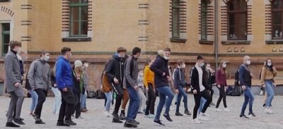 Gymnasiasten drehen Tanz-Video zur Pandemie - Schüler des Stollberger Carl-von-Bach-Gymnasiums bei der Jerusalema-Dance-Challenge.