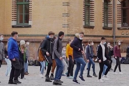 Schüler des Stollberger Carl-von-Bach-Gymnasiums bei der Jerusalema-Dance-Challenge.
