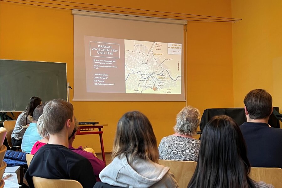Gymnasiasten in Frankenberg mit viel Spaß und vielen Wow-Momenten - In der Aula des Luthergymnasiums berichteten junge Leute von ihrer Geschichtsreise nach Polen.