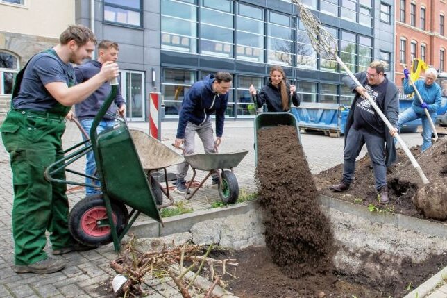 Gymnasiasten packen an: Schulhof der "Anne Frank" soll Schattenplatz bekommen - 