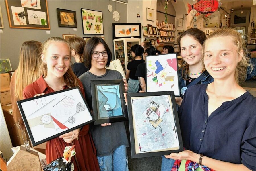Gymnasiasten zeigen künstlerische Arbeiten - Ihre Arbeiten zeigen die Gymnasiastinnen Josephine Cramer, Emma Falkenhain, Else Holze, Margarete Erfurt.
