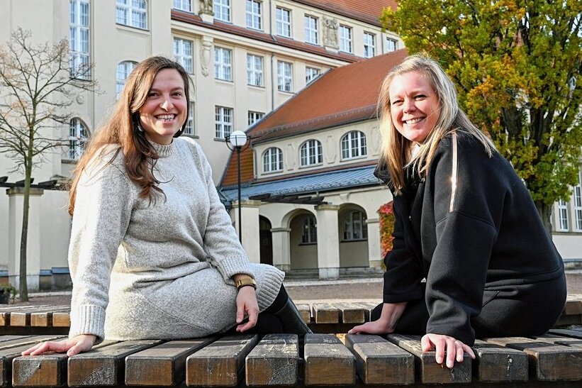 Gymnasium Burgstädt: Geheimnisse aus 30 Jahren Schulzeit - Die beiden Lehrerinnen Franka Mehringer und Juliane Tomczak (von links) sind beste Freundinnen. 