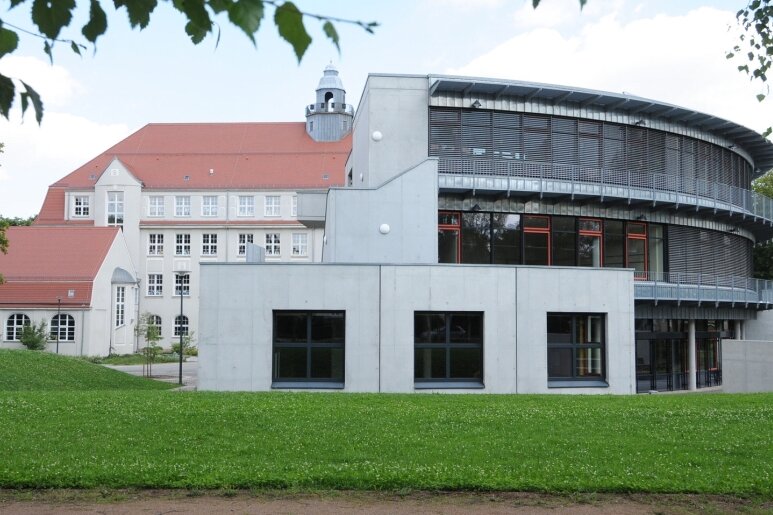 Blick auf das Limbach-Oberfrohnaer Gymnasium