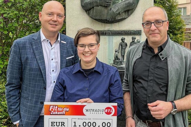 Gymnasium Hohenstein-Ernstthal gewinnt bei Digitalisierungs-Initiative - Sparkassen-Sprecher Sven Mücklich, Zehntklässlerin Nele Kriesel und Schulleiter Simon Fickenscher mit dem Scheck. 