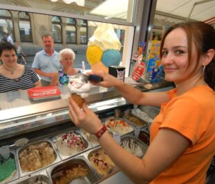 Höherer Preis für Milch könnte das Eis verteuern - 
              <p class="artikelinhalt">Das italienisches Eiscafe an der Leipziger Straße in Glauchau ist eine beliebte Adresse. Verkäuferin Edyta Oelze hatte am Montag ag viel zu tun.</p>
            