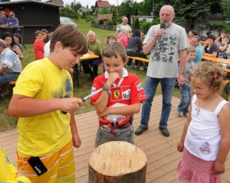 
              <p class="artikelinhalt">Zum Hängebrückenfest in Kockisch traten auch die Kinder zum Nagelwettbewerb an. Benjamin (l.) war besonders zielsicher. </p>
            