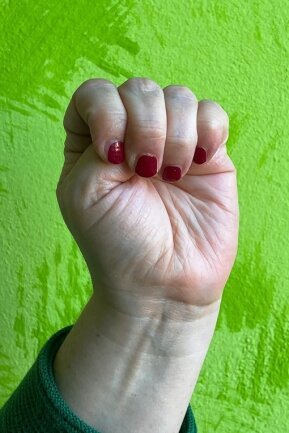 Häusliche Gewalt: Hilfe gibt es auf unterschiedlichen Wegen - ... danach langsam die Faust geschlossen. 