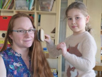 Haare ab für die Krebshilfe - Die sechsjährige Lia spielt gern Friseur bei Manuela Müller. Die will nun für einen guten Zweck ihr langes Haar abschneiden lassen. 
