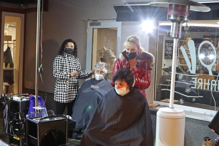 Haare schneiden für Ungeimpfte: Landkreis Zwickau hält Friseur-Aktion für illegal - Mit dem Haareschneiden für Ungeimpfte im Freien wollte Friseurmeisterin Cornelia Esche (Mitte) ein Zeichen setzen. 