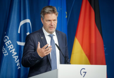Robert Habeck (Bündnis 90/Die Grünen), Bundesminister für Wirtschaft und Klimaschutz, spricht auf der Abschlusspressekonferenz nach dem Treffen der G7-Handelsminister im Schloss Neuhardenberg zu den Medienvertretern.
