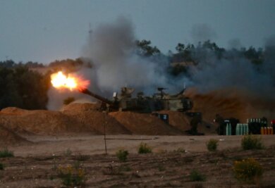 Habeck wirft Israel völkerrechtswidriges Vorgehen vor - Eine israelische Panzerhaubitze feuert eine Granate ab.