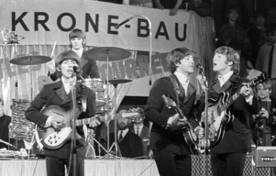 Haben die Beatles das "Jäh, jäh, jäh" erfunden? - Die Beatles bei ihrem ersten Auftritt in Deutschland: Das Quartett beeinflusste auch mit "She Loves You, yeah, yeah, yeah!" die deutsche Sprache.