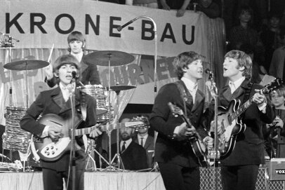 Die Beatles bei ihrem ersten Auftritt in Deutschland: Das Quartett beeinflusste auch mit "She Loves You, yeah, yeah, yeah!" die deutsche Sprache.