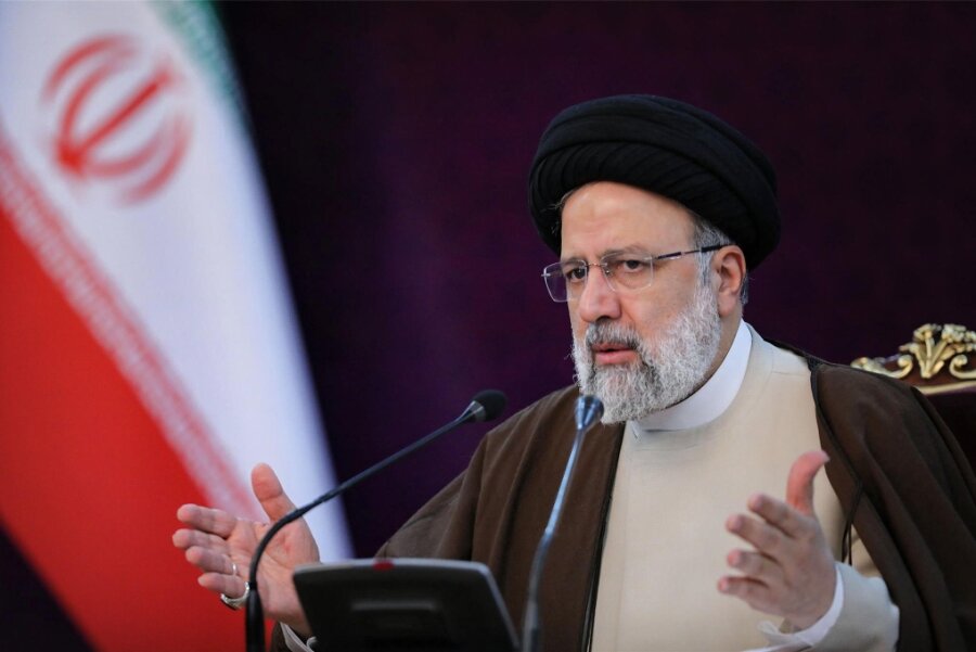 Häftlings-Deal soll neue Atomgespräche ermöglichen - Der iranische Präsident Ebrahim Raisi bei einer Rede in Teheran. Die iranische Führung und die USA haben sich darauf geeinigt, dass mehrere Ausländer freikommen. Im Gegenzug entfallen einige Sanktionen. 