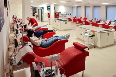 Haema Blut- und Plasmaspendezentrum nach Umzug in die Plauener Kolonnaden offiziell eröffnet - Das neue Plauener Haema Blut- und Plasmaspendezentrum verfügt über 17 Plasmaspende- und drei Vollblutspendeplätze.