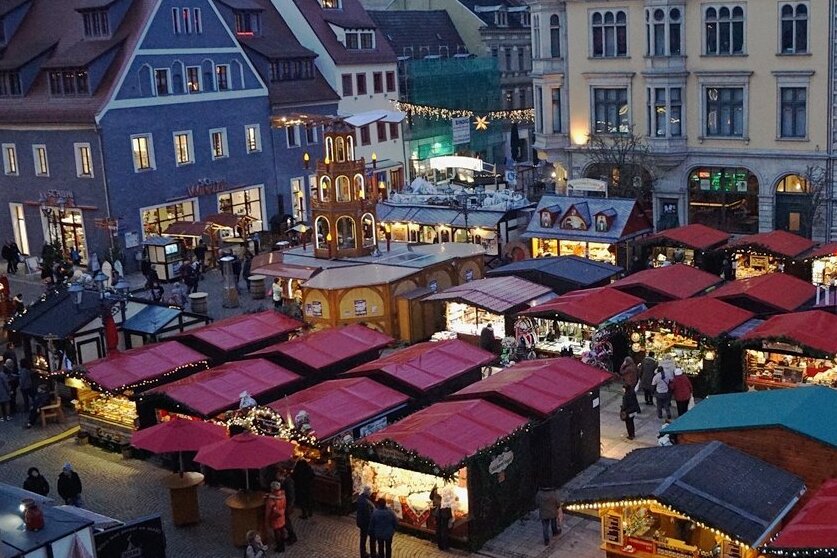 Händler halten Zwickauer Weihnachtsmarkt Treue - 2019 gab es den vorerst letzten Weihnachtsmarkt in Zwickau, der im vergangenen Jahr musste wegen der Pandemie ausfallen. Für dieses Jahr gibt es zwar bereits einen Termin, aber noch keine Garantie. Foto: A. Wohland/Archiv