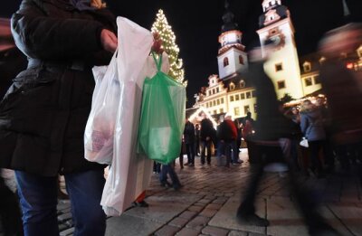 Händler offen für Verzicht auf Tüten - Wer keinen Beutel mitbringt, erhält an den meisten Ständen auf dem Weihnachtsmarkt eine Plastiktüte. Die Stadtverwaltung will deren Anzahl nun auf allen Märkten und Festen reduzieren. Die Frage ist nur, wie.