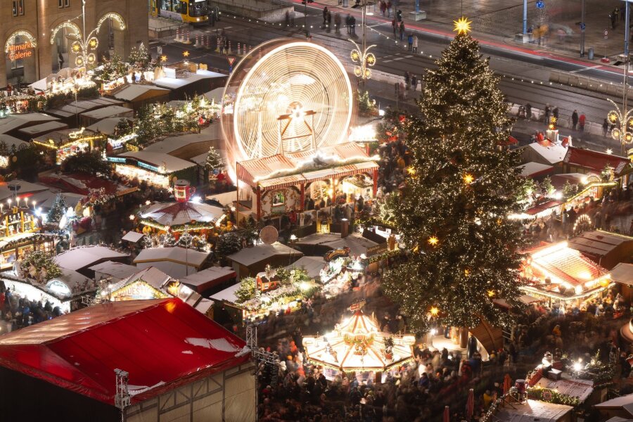 Händler und Baum für Striezelmarkt in Dresden gesucht - Hell erleuchtet sind die Verkaufsstände auf dem Dresdner Striezelmarkt zur Eröffnung in 2023.