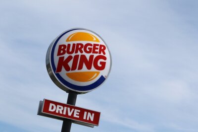 Hängepartie bei Burger King: Fast-Food-Kette macht Filialen dicht - Yi-Ko betreibt bislang 89 Burger King-Filialen mit insgesamt rund 3000 Beschäftigten, die seither um ihre Jobs bangen.