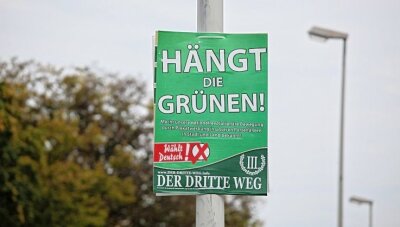 "Hängt die Grünen"-Plakate: Prozess beginnt - In Plauen und Zwickau hatte die rechtsextremistische Partei Dritter Weg 2021 im Bundestagswahlkampf mit diesen umstrittenen Plakaten für sich geworben. Der Fall landet nun vor Gericht. 