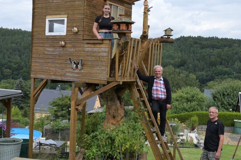 Dietmar Mittmann (Mitte) hat für seine Enkelin Lucy vor zehn Jahren dieses Baumhaus gebaut. Hilfe hatte er dabei von seinem Schwiegersohn Roy Hiller, Lucys Vater. 