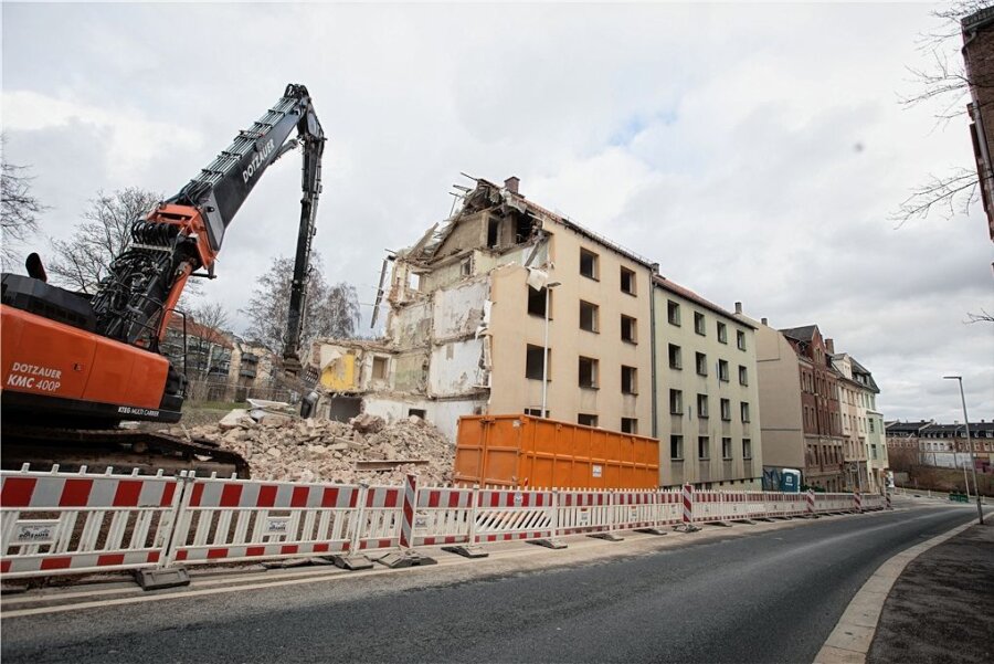 Häuserblock an Lutherstraße in Plauen verschwindet - An der Martin-Luther-Straße in Plauen läuft seit Wochenbeginn der Abriss der Häuser 78-80.