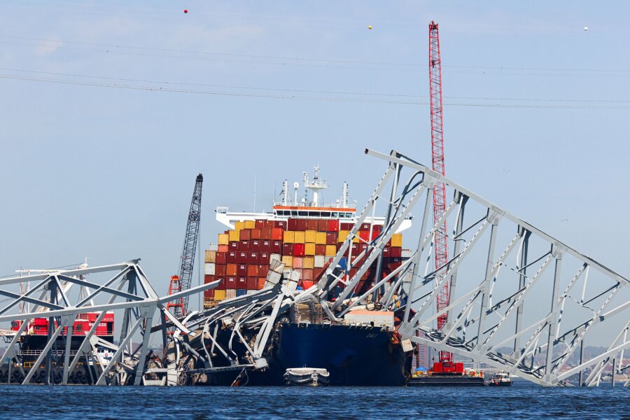 Hafenzufahrt von Baltimore wieder frei - Die eingestürzte Francis-Scott-Key-Brücke liegt Mitte April auf dem Containerschiff Dali.